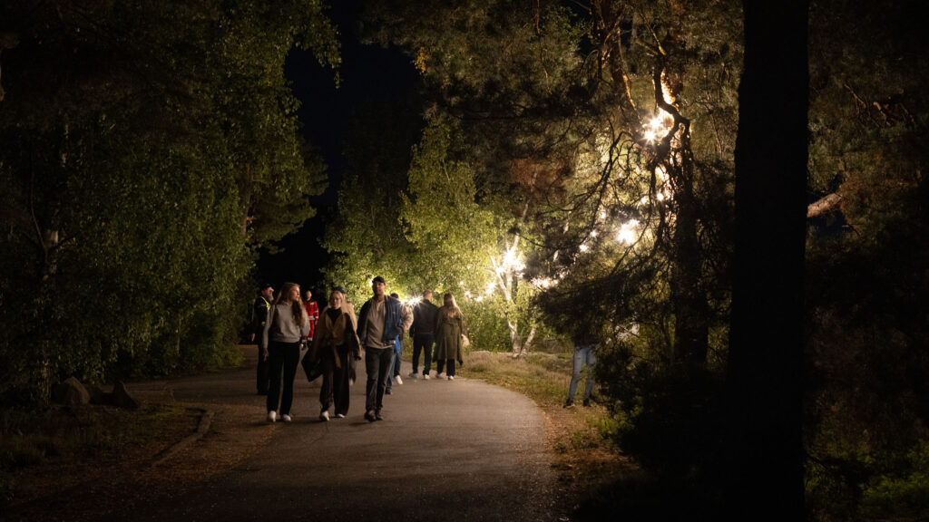 Vierailijoita valaistussa Korkeasaaressa