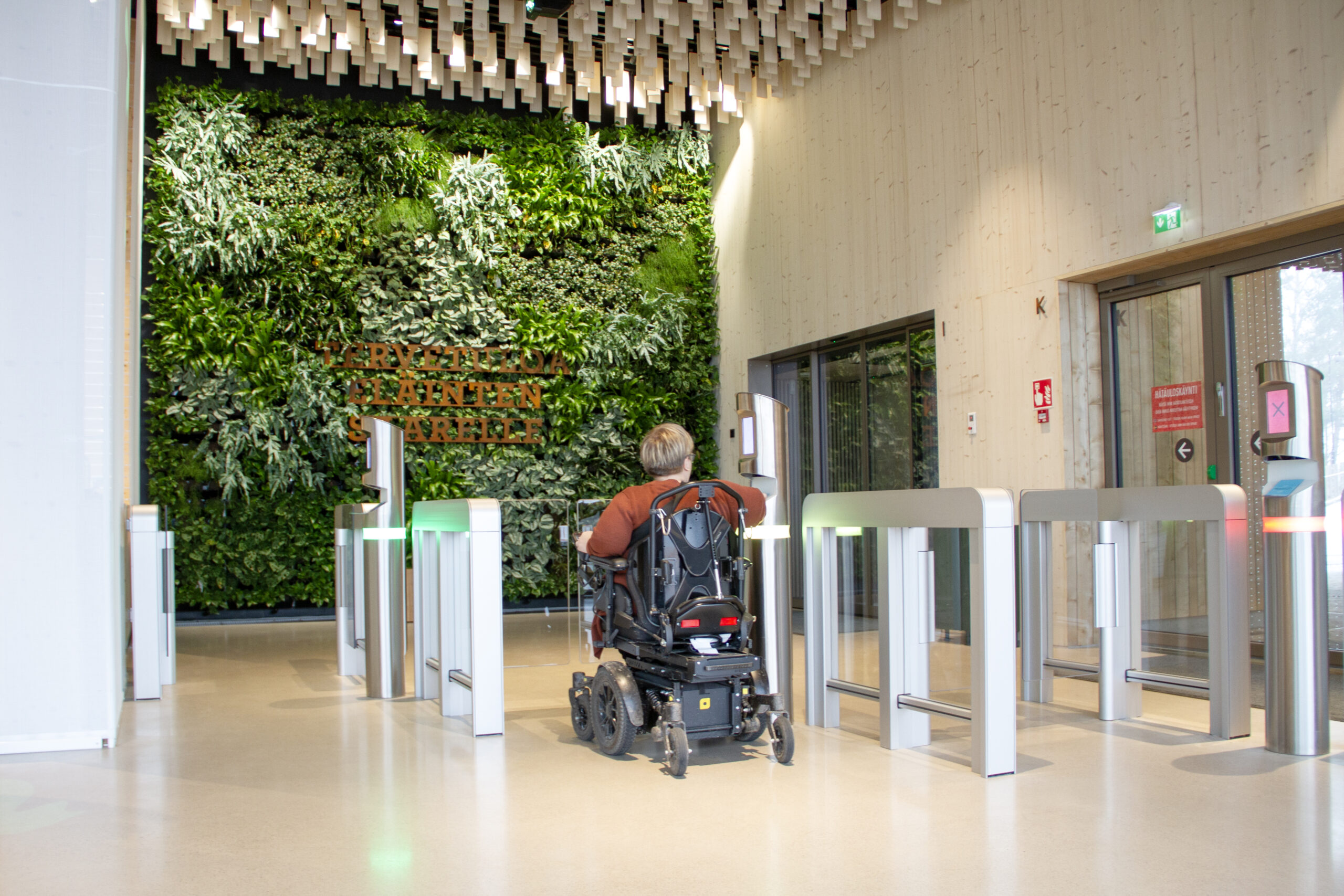 Eläintarhaan johtavat leveät ja esteettömät portit